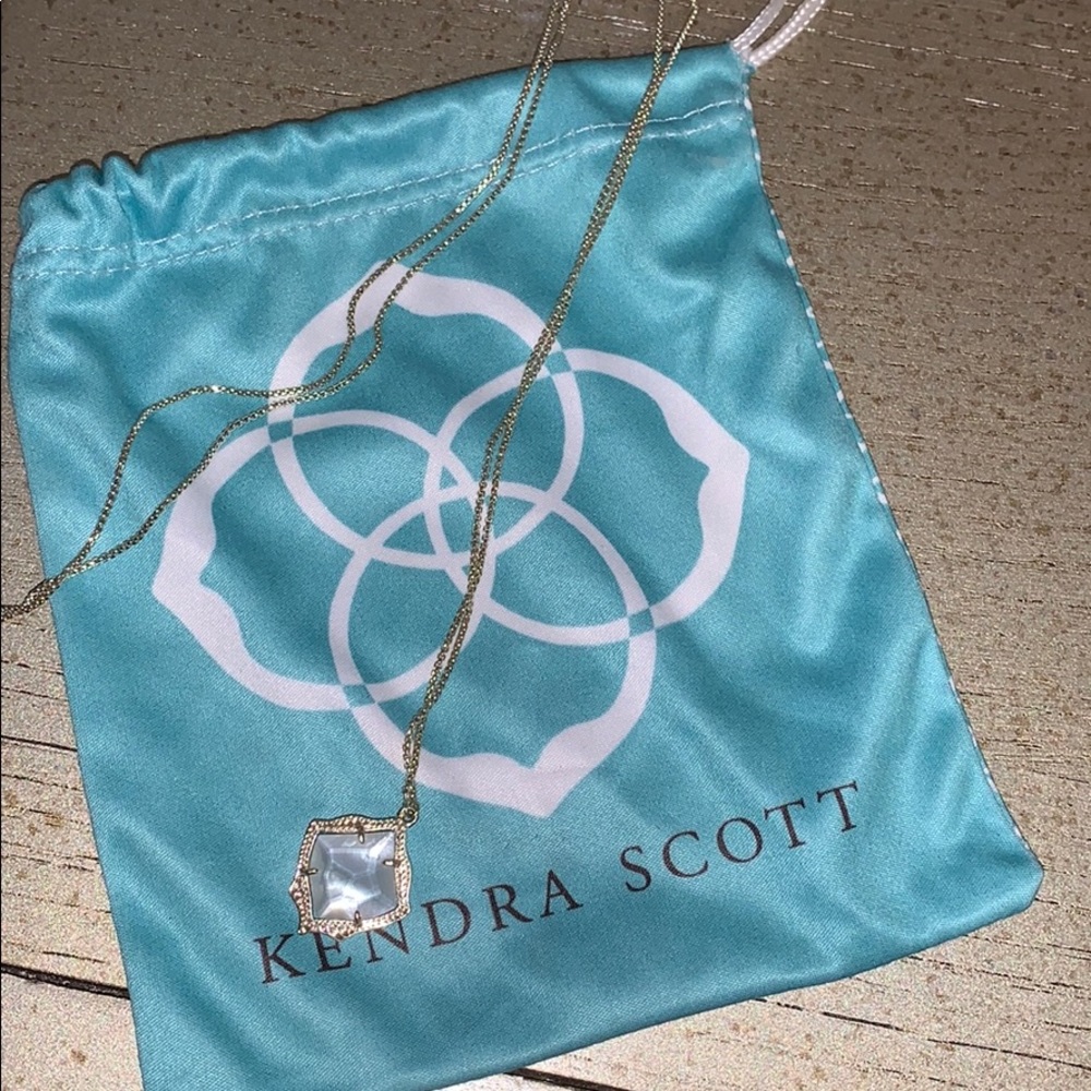 Kendra Scott necklace